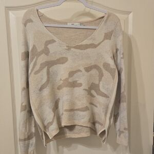 Vineyard Vines Tan Camouflage V-Neck Crooped Sweater. 47% Merino Wool.